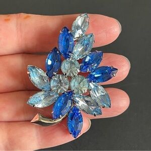 Vintage D&E Juliana blue rhinestone brooch.